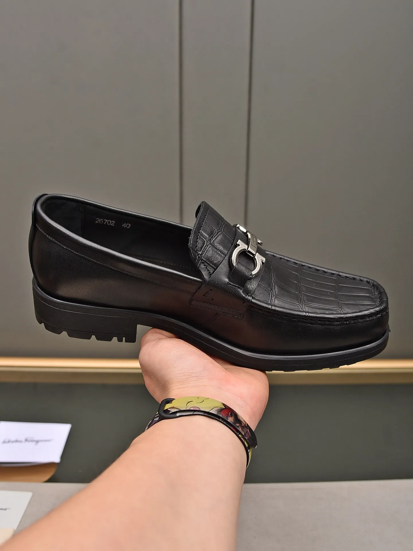 Men's shoes 💰: 500 Brand: Ferragamo Size: Men's size 38/44 (45 can be customized) Grade: Same style as the official website High-end quality men's shoes Material: Original first-layer calfskin Water-dyed cowhide lining Original outsole Style categories: Men's fashionable formal business casual leather shoes Slip-on men's shoes high-top series Young fashion European and American trends British style Casual matching Comfortable feet
